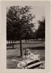 Kobieta z dzieckiem w wózku