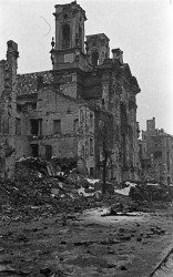 Luty 1945 roku. Katedra