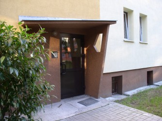 Wejście do klatki.
